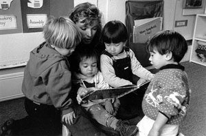 Children reading in the Spanish room